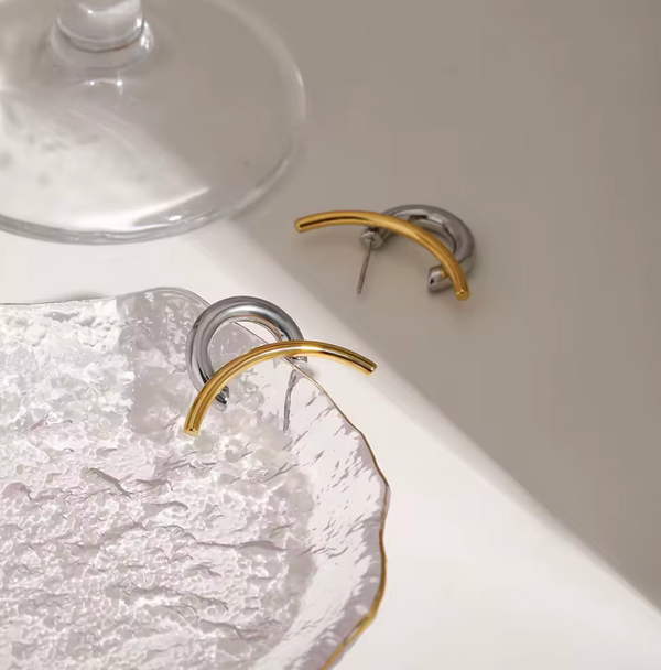 Bicolor Edelstahl-Ohrringe – Skulpturale Eleganz in Silber & Gold