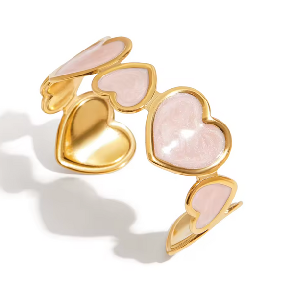 Goldenes Edelstahl-Armband mit rosafarbenen Herz-Details – Verliebt in jedes Detail