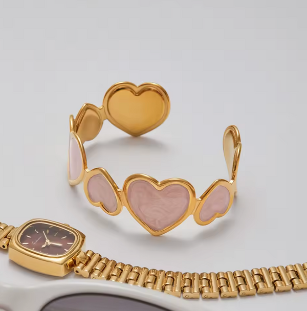Goldenes Edelstahl-Armband mit rosafarbenen Herz-Details – Verliebt in jedes Detail