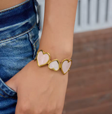 Goldenes Edelstahl-Armband mit rosafarbenen Herz-Details – Verliebt in jedes Detail