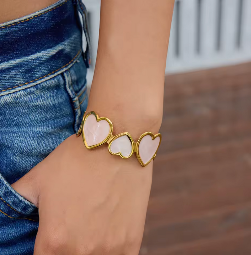 Goldenes Edelstahl-Armband mit rosafarbenen Herz-Details – Verliebt in jedes Detail