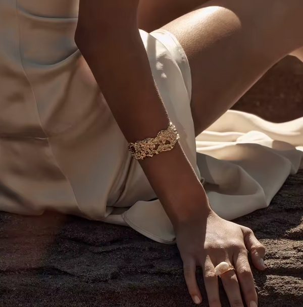Strukturiertes Edelstahl-Armband in Gold – Skulptural & bold