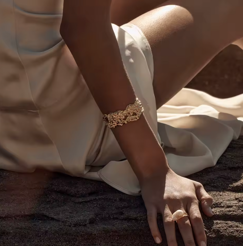 Strukturiertes Edelstahl-Armband in Gold – Skulptural & bold
