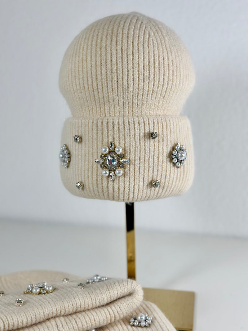 Mütze hellbeige mit Perlen