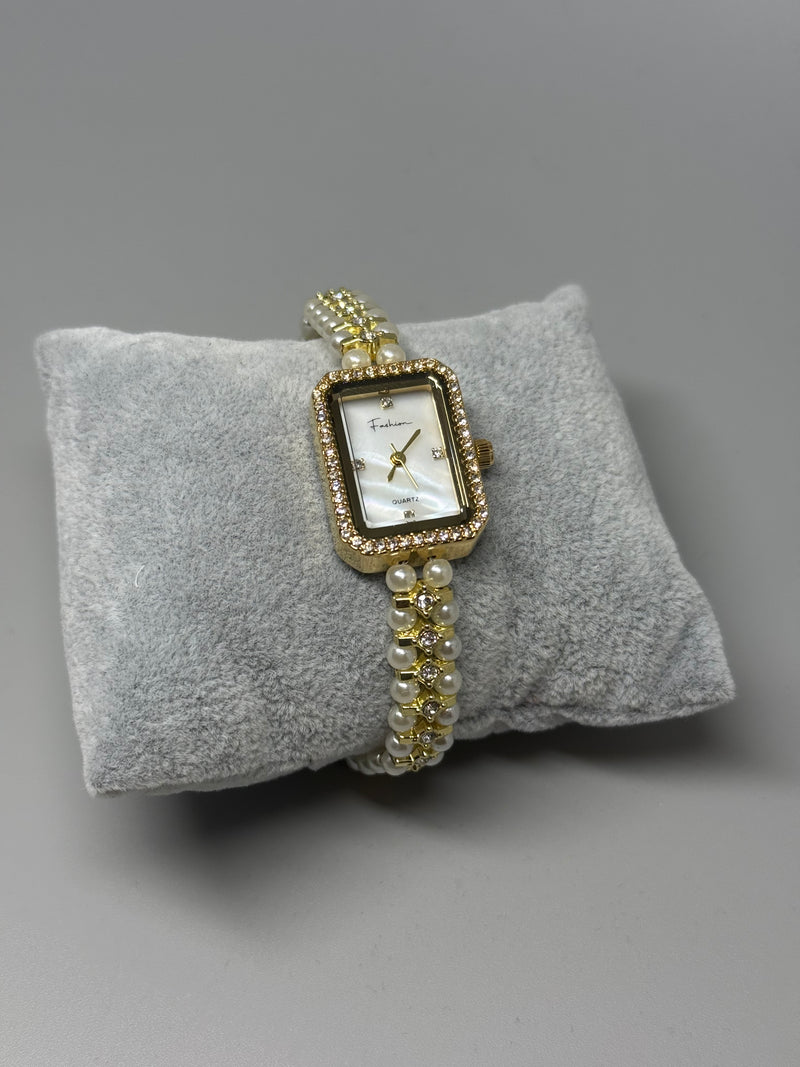 Rechteckige Fashion-Uhr mit Perlenarmband – Vintage Glamour trifft Moderne