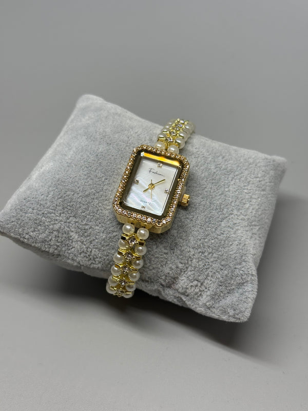 Rechteckige Fashion-Uhr mit Perlenarmband – Vintage Glamour trifft Moderne