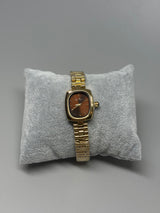 Goldene Armbanduhr mit braunem Zifferblatt – Retro-Vibes in modernem Gewand