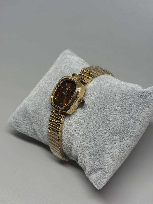 Goldene Armbanduhr mit braunem Zifferblatt – Retro-Vibes in modernem Gewand