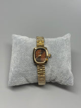 Goldene Armbanduhr mit braunem Zifferblatt – Retro-Vibes in modernem Gewand