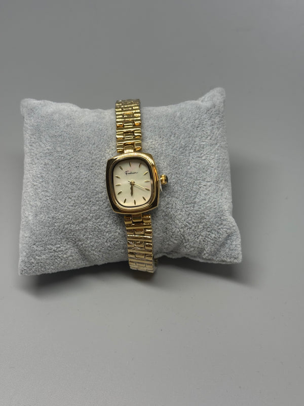 Goldene Armbanduhr mit Perlmutt-Zifferblatt – Feminin, fein & luxuriös