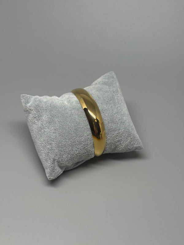 Glänzender Edelstahl-Armreif in geschwungener Form – minimalistisch & bold