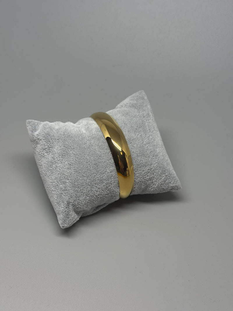 Glänzender Edelstahl-Armreif in geschwungener Form – minimalistisch & bold