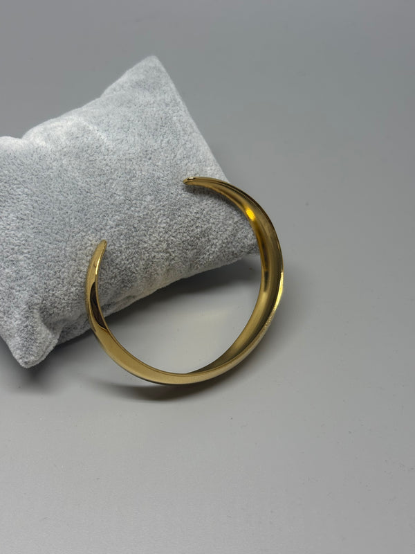 Glänzender Edelstahl-Armreif in geschwungener Form – minimalistisch & bold