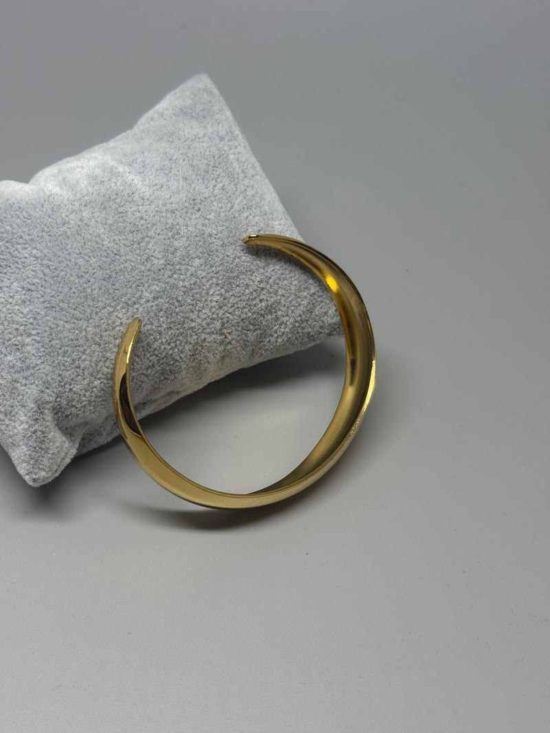 Glänzender Edelstahl-Armreif in geschwungener Form – minimalistisch & bold