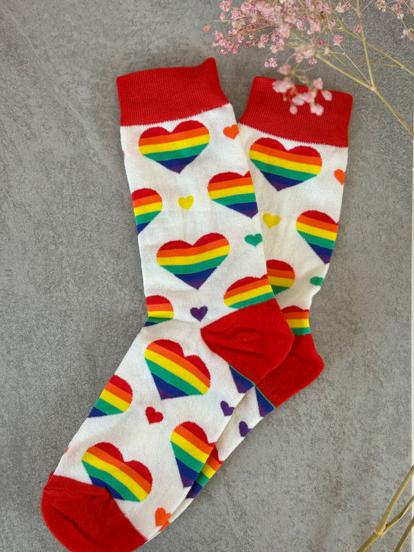 Regenbogen-Herz Socken – fröhlich, bunt und ein Zeichen für Vielfalt