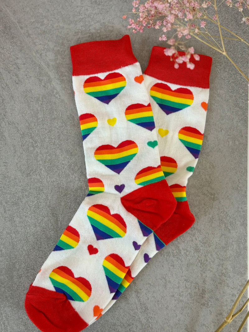 Regenbogen-Herz Socken – fröhlich, bunt und ein Zeichen für Vielfalt