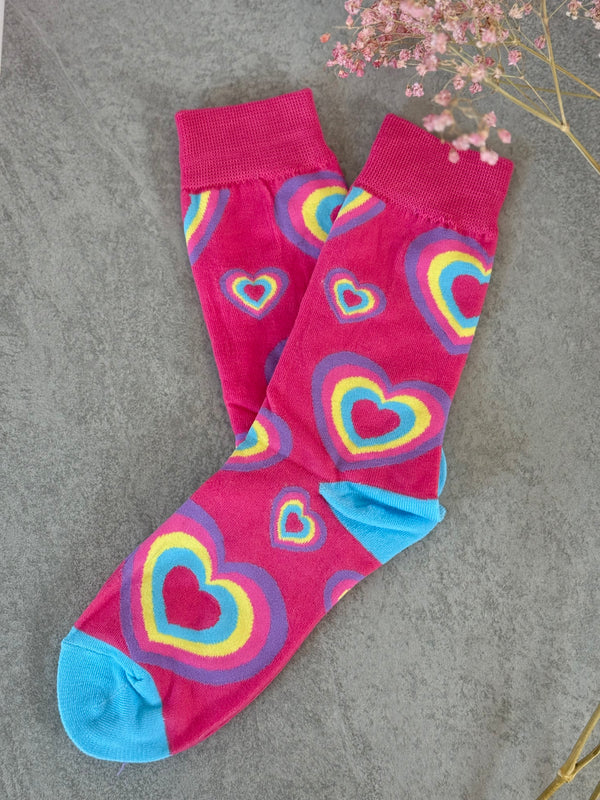 Fuchsia Socken mit Regenbogenherzen – bold, bunt und ready to shine