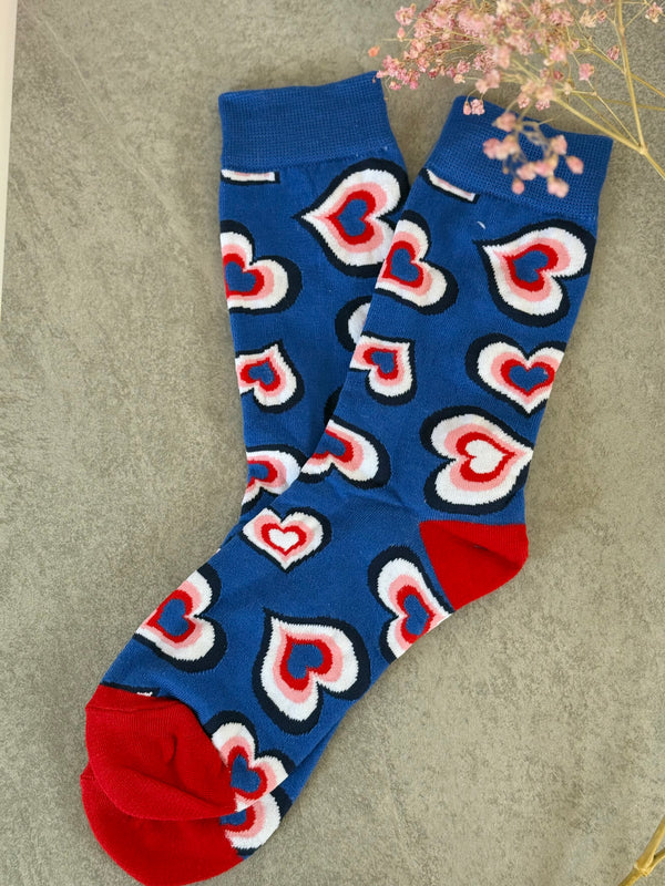 Statement-Socken mit Herzmuster in Blau-Rot-Weiss