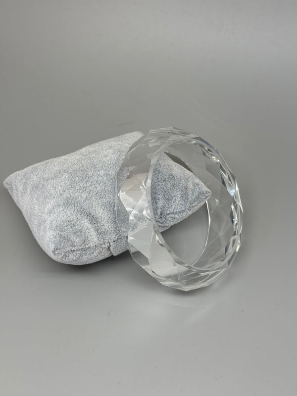 Klarer Acrylarmreif mit Diamantschliff