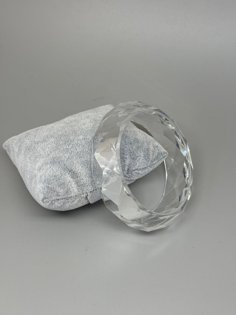 Klarer Acrylarmreif mit Diamantschliff