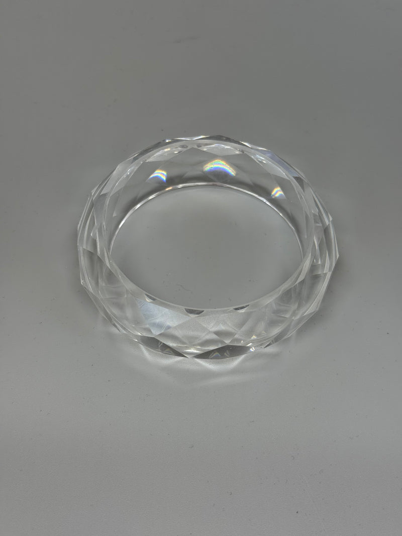 Klarer Acrylarmreif mit Diamantschliff