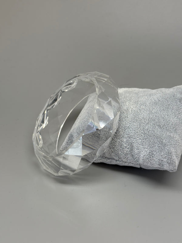 Klarer Acrylarmreif mit Diamantschliff