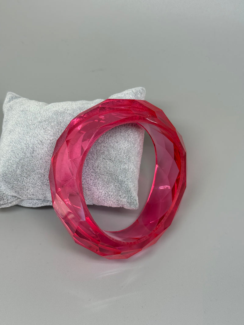 Geschwungener Acrylarmreif in Pink