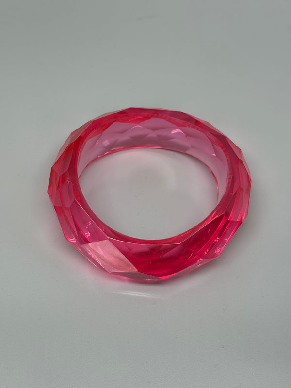 Geschwungener Acrylarmreif in Pink