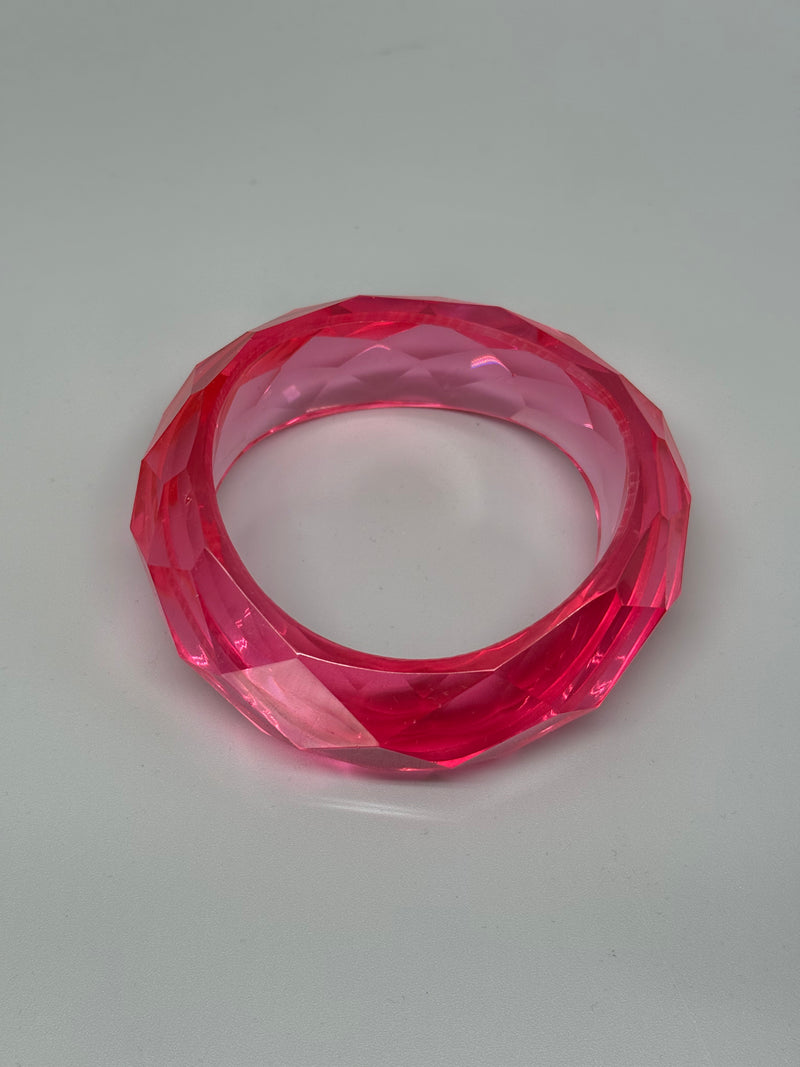 Geschwungener Acrylarmreif in Pink