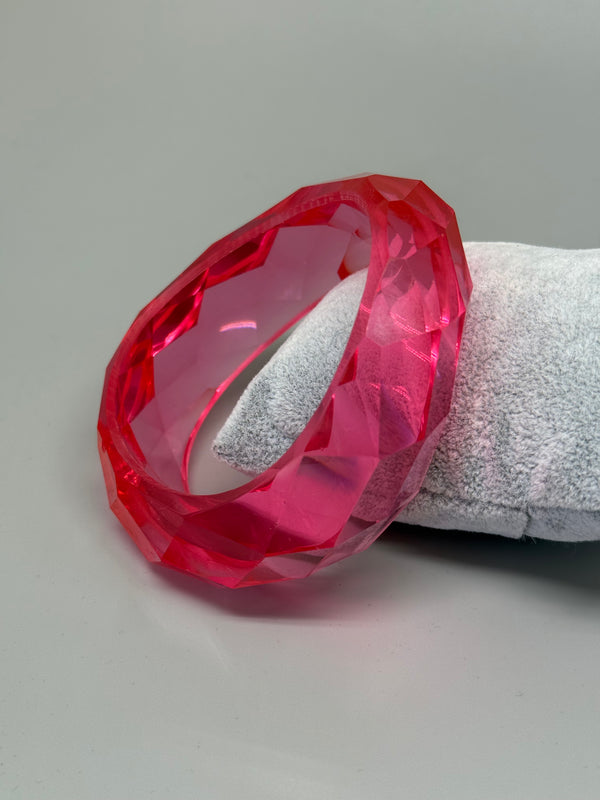 Geschwungener Acrylarmreif in Pink