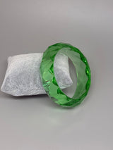 Facettierter Acrylarmreif in Smaragdgrün