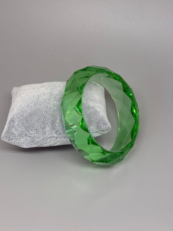 Facettierter Acrylarmreif in Smaragdgrün