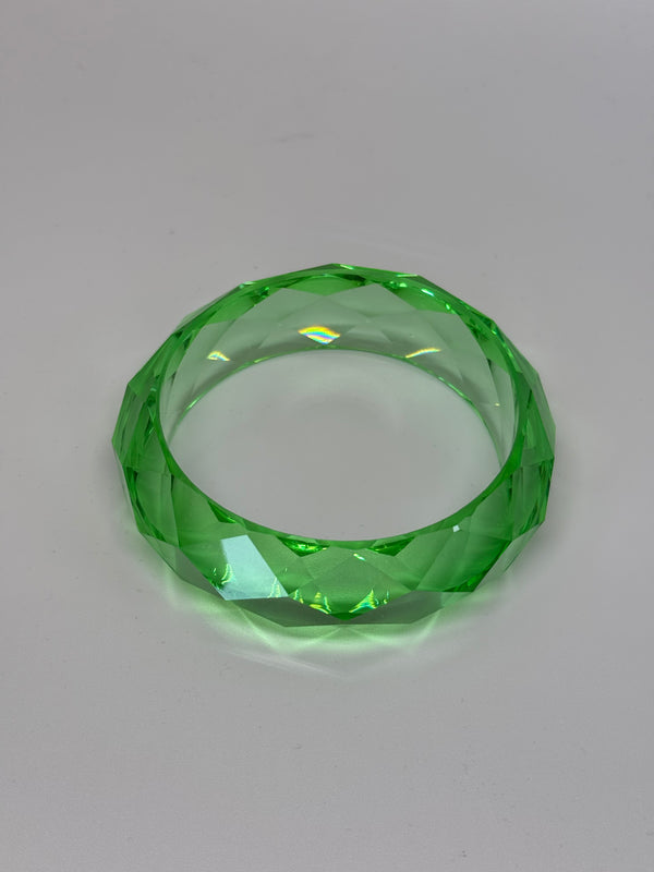 Facettierter Acrylarmreif in Smaragdgrün