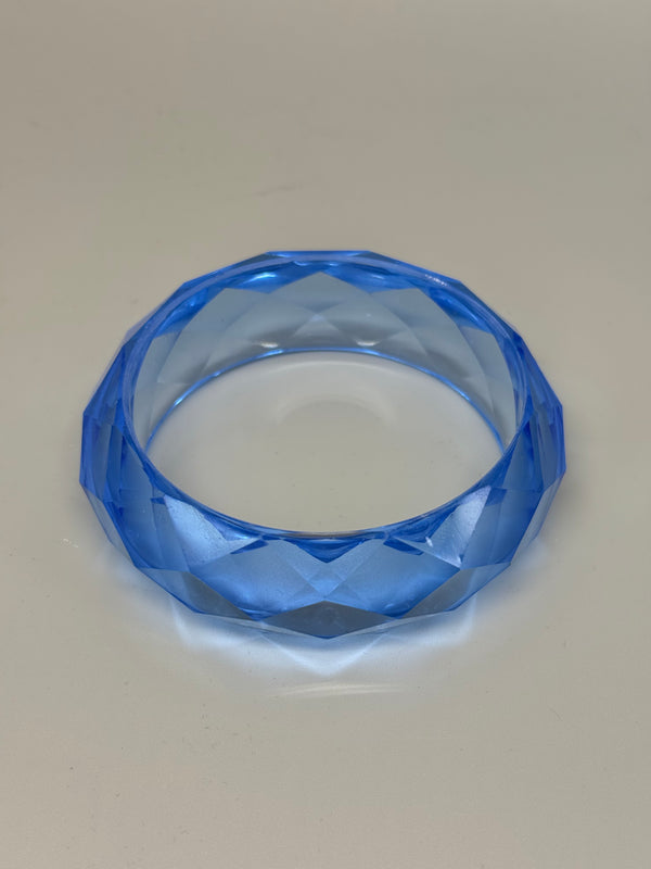 Facettierter Acrylarmreif in Eisblau