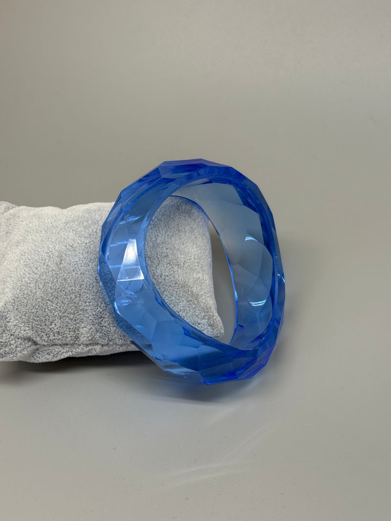 Geschwungener Acrylarmreif in Mittelblau