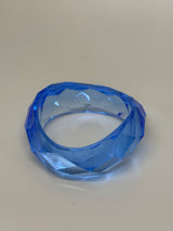Geschwungener Acrylarmreif in Mittelblau