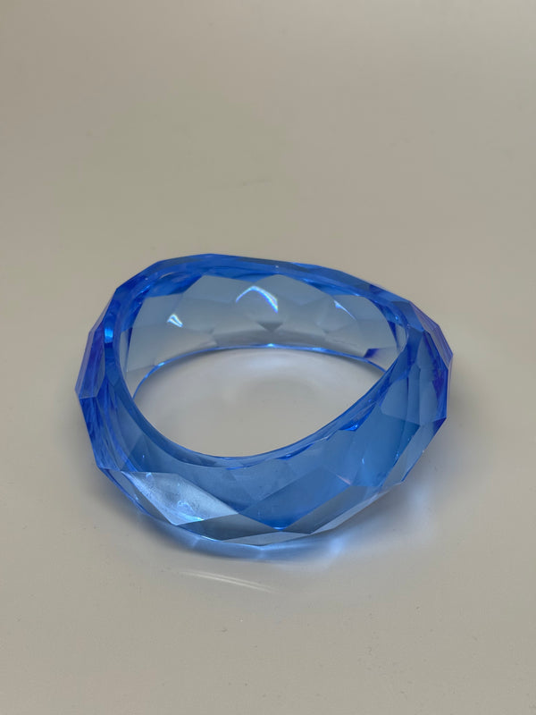 Geschwungener Acrylarmreif in Mittelblau