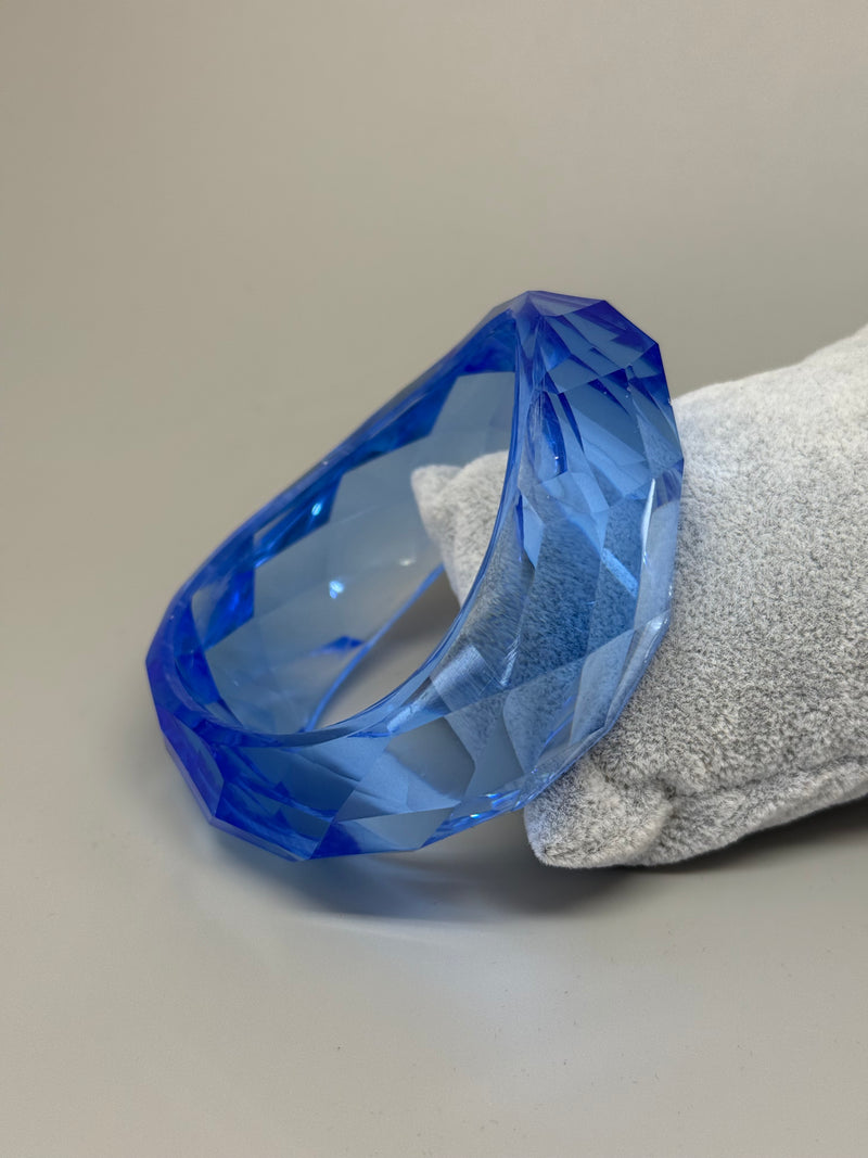 Geschwungener Acrylarmreif in Mittelblau