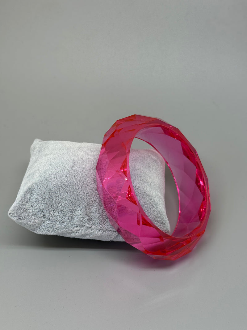 Facettierter Acrylarmreif in Pink