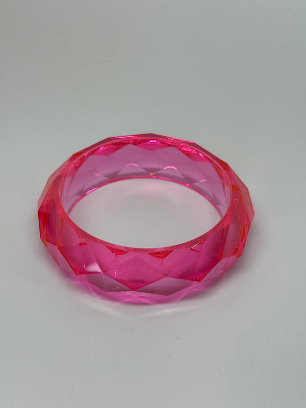 Facettierter Acrylarmreif in Pink