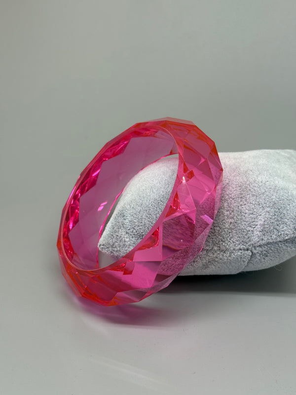 Facettierter Acrylarmreif in Pink