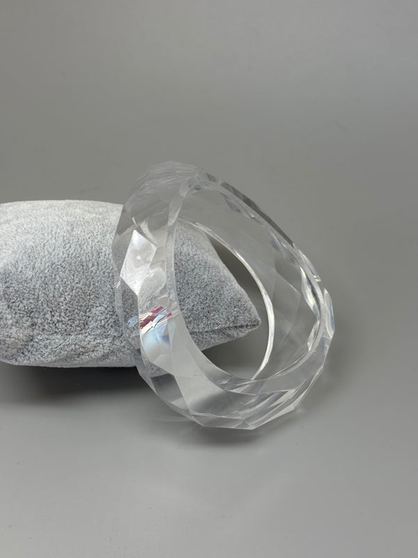 Geschwungener Acrylarmreif in Kristallklar