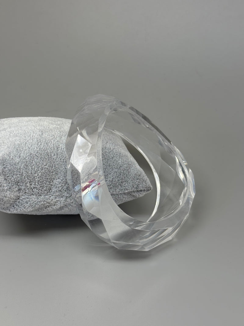 Geschwungener Acrylarmreif in Kristallklar