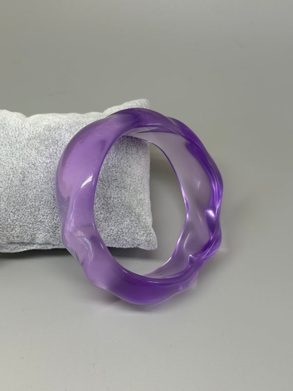 Geschwungener Acrylarmreif in Violett – Statement-Accessoire mit Wellenstruktur