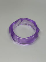 Geschwungener Acrylarmreif in Violett – Statement-Accessoire mit Wellenstruktur