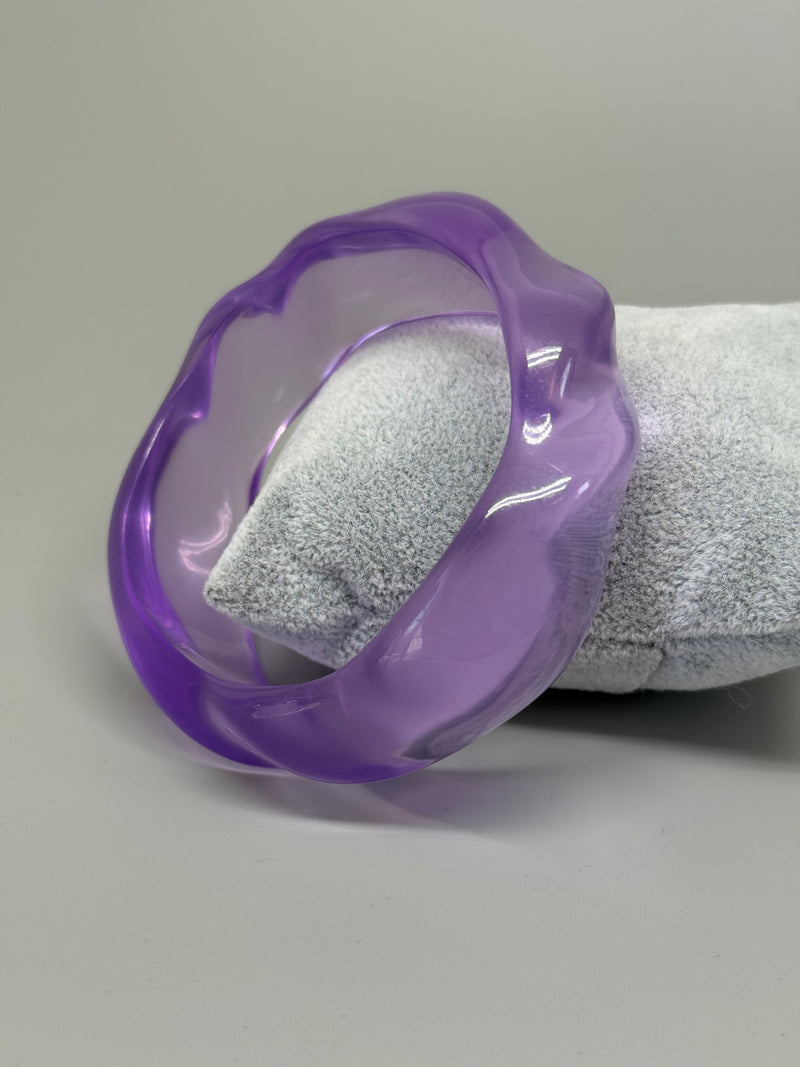 Geschwungener Acrylarmreif in Violett – Statement-Accessoire mit Wellenstruktur