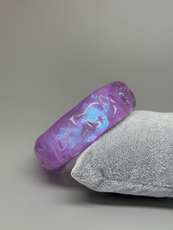 Irisierender Acrylarmreif in Lila – Holografischer Schimmer trifft Retro-Vibes