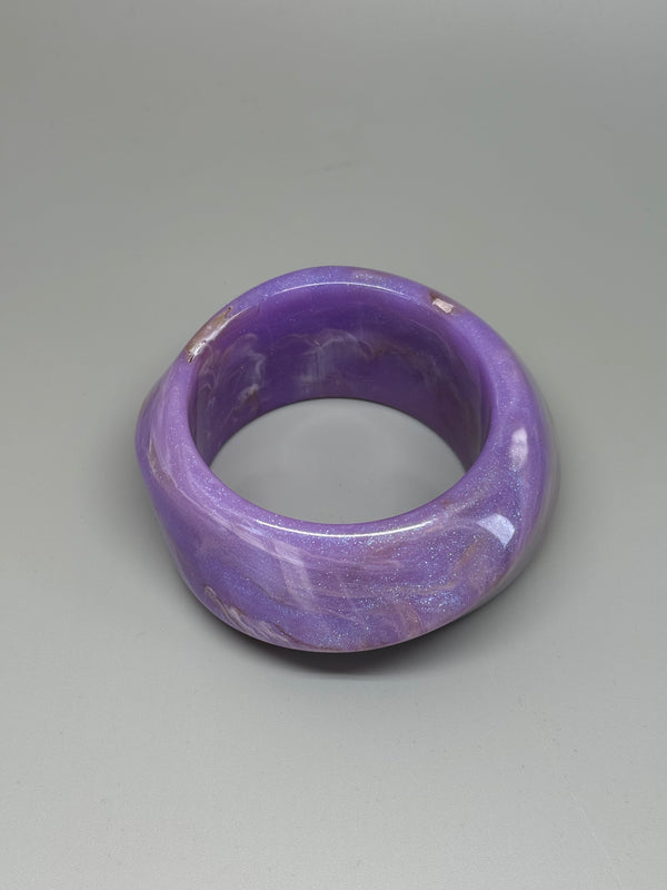 Breiter Acrylarmreif in Violett – Marmorisierter Look mit Galaxie-Flair