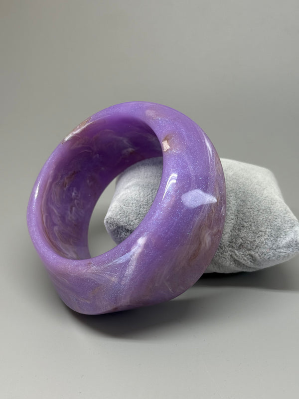 Breiter Acrylarmreif in Violett – Marmorisierter Look mit Galaxie-Flair