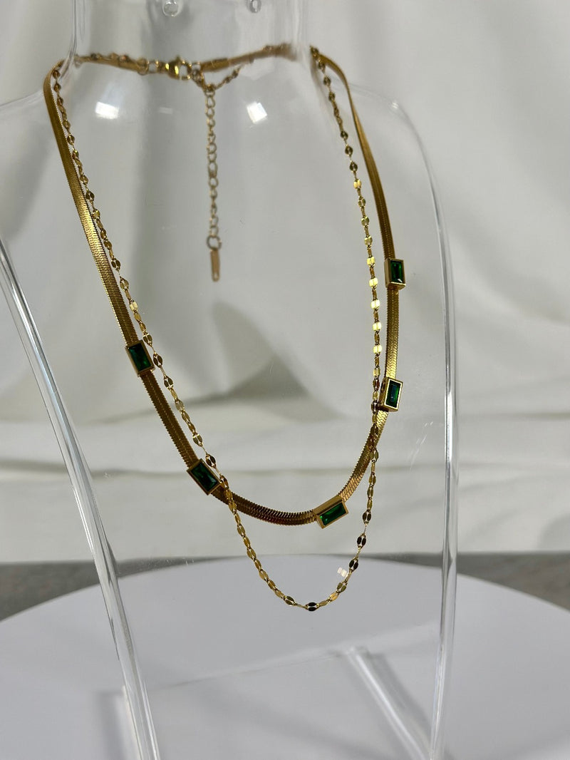 Halskette 2-lagig mit 5 grünen Steinen